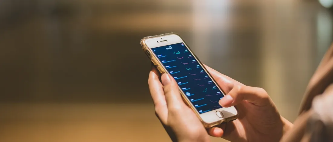 business, smartphone, hands, technology — App Store Ret Sebepleri ve Gönderim Öncesi Kontrol Listesi