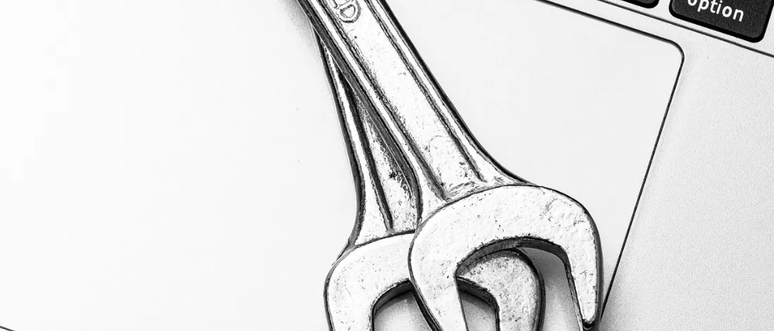 wrenches, laptop, computer repair, it service — Bakım Anlaşması: İçinde Ne Olmalı, Ne Olmamalı?