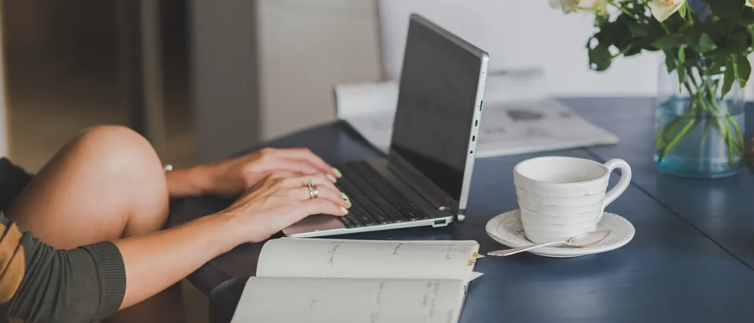 laptop, workstaion, office, work — Kurumsal Blog Gerçekten İşe Yarar mı? Ne Zaman Yarar?