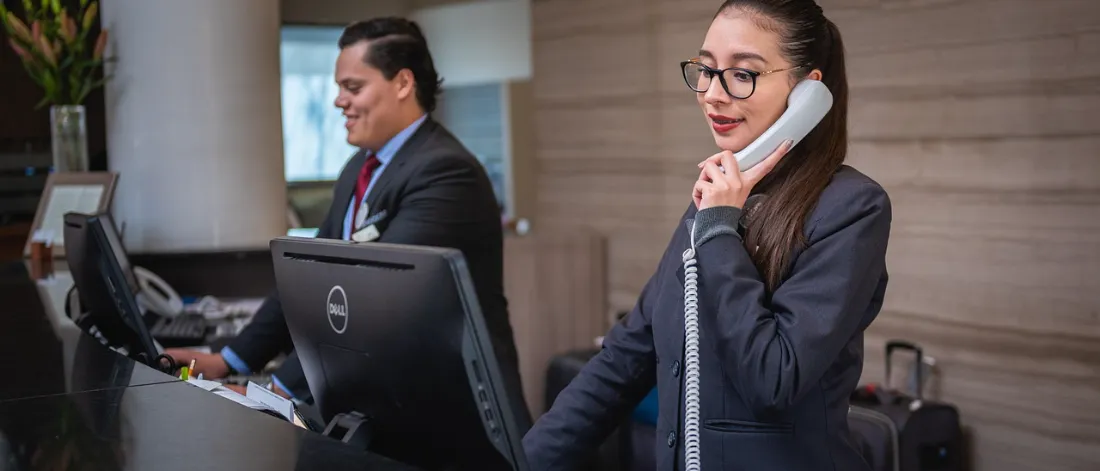 receptionists, phone call, hotel, reception — CRM Seçerken Sorulacak Sorular: Özellik Listesi Yanıltır