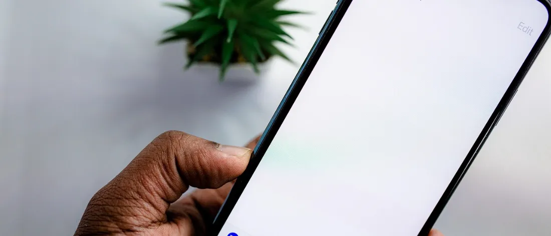 smartphone, hand, inbox, empty — E-postalarınız Neden Spam'e Düşüyor? SPF, DKIM ve DMARC