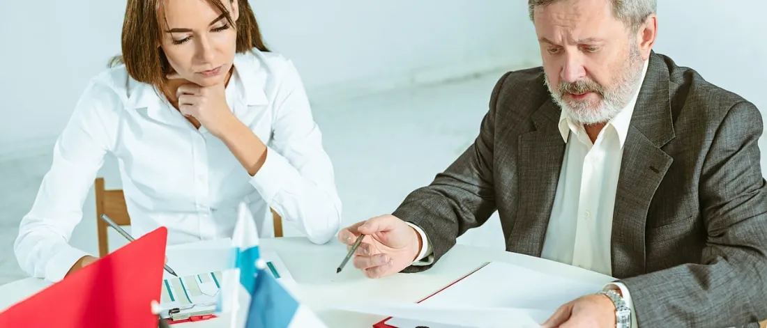 attorney, lawyer, meeting, discussion — E-ticaret Sitesinde Yasal Zorunluluklar: Kontrol Listesi