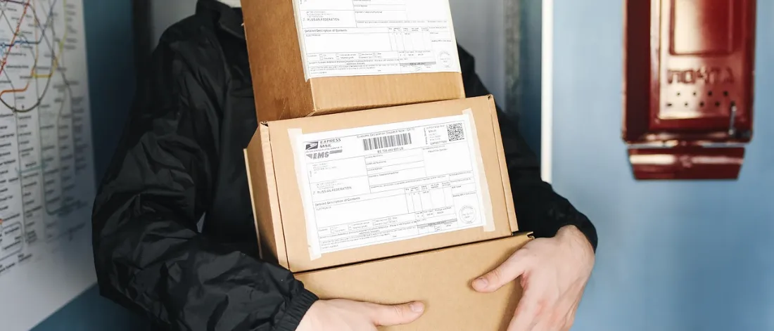 packages, delivery, delivery man, parcel — İade Süreci: Maliyet Kalemi mi, Sadakat Aracı mı?