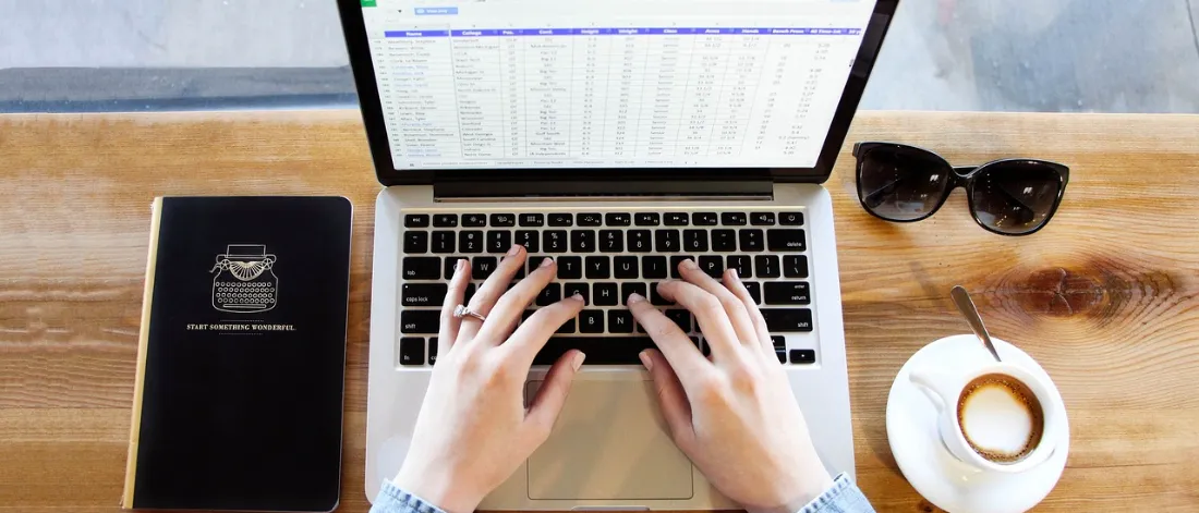 notebook, typing, coffee, computer — İyi Bir Yönetim Paneli: Müşterinin Gerçekten Kullanabildiği Panel