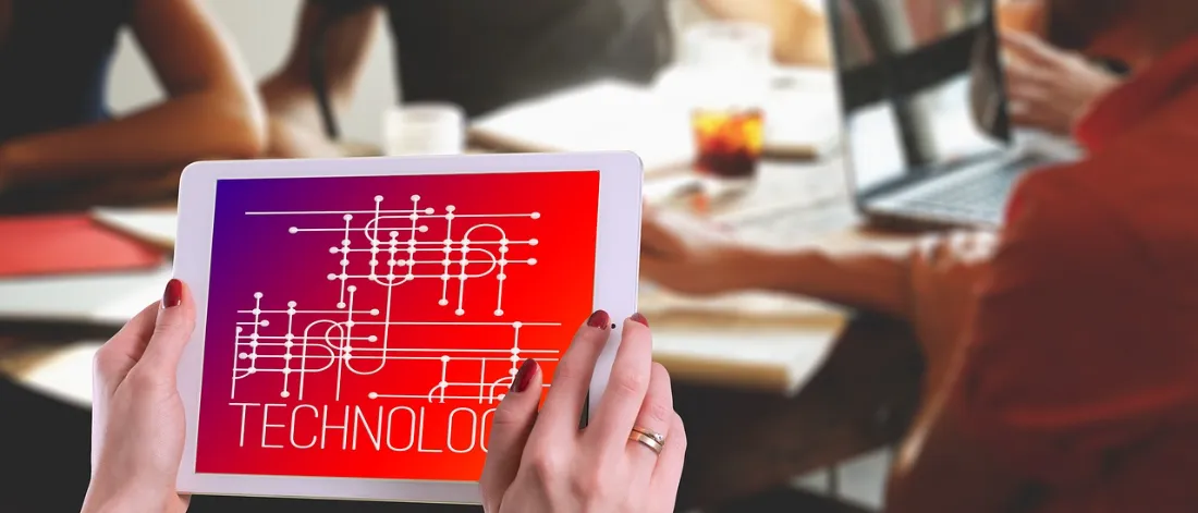 technology, woman, tablet, team — Kurumsal Mobil Uygulama: Sahadaki İşi Gerçekten Hızlandırmak