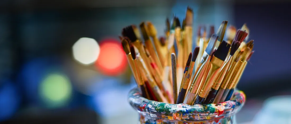 brushes, painter, work shop, bowl — Tasarım Sistemi: Tutarlılığı Kişilere Bağlı Olmaktan Çıkarmak