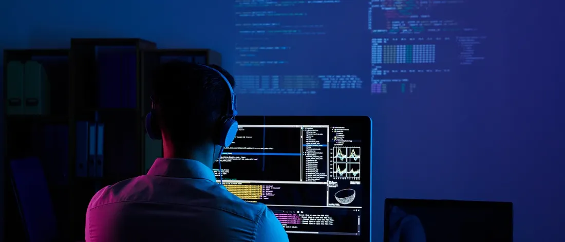 software developer, web developer, programmer, software engineer — Mikroservis mi Monolit mi? Küçük Ekipler İçin Gerçekçi Cevap