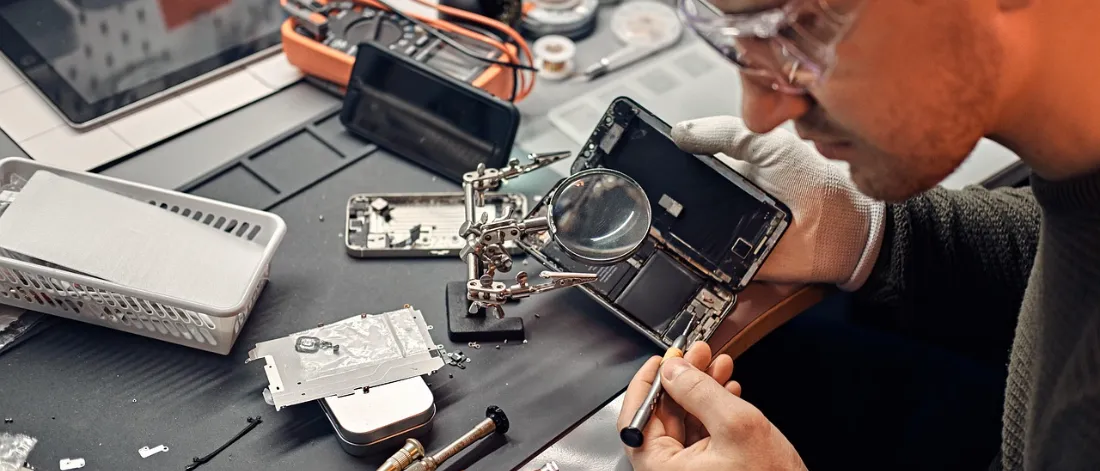 man, repair, technician, device — Mobil Uygulama Bakım Maliyeti: Neden Kaçınılmaz?