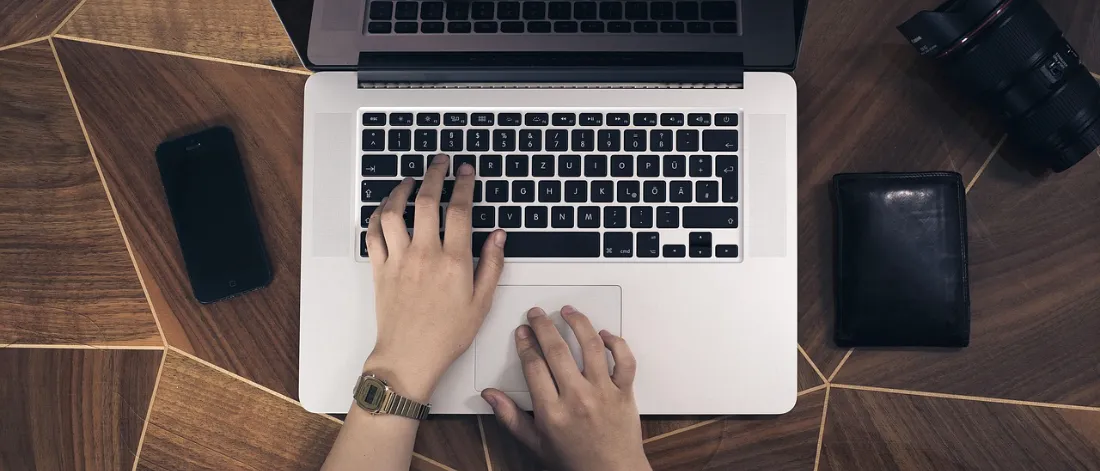 laptop, hands, gadgets, iphone — Push Bildirim Neden Gitmez? Sessiz Başarısızlıkların Haritası
