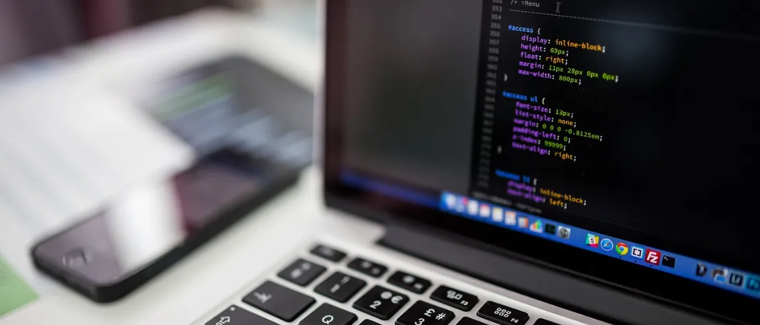 laptop, macbook, codes, coding — React Native mi Flutter mı? Karar Verirken Bakılacaklar