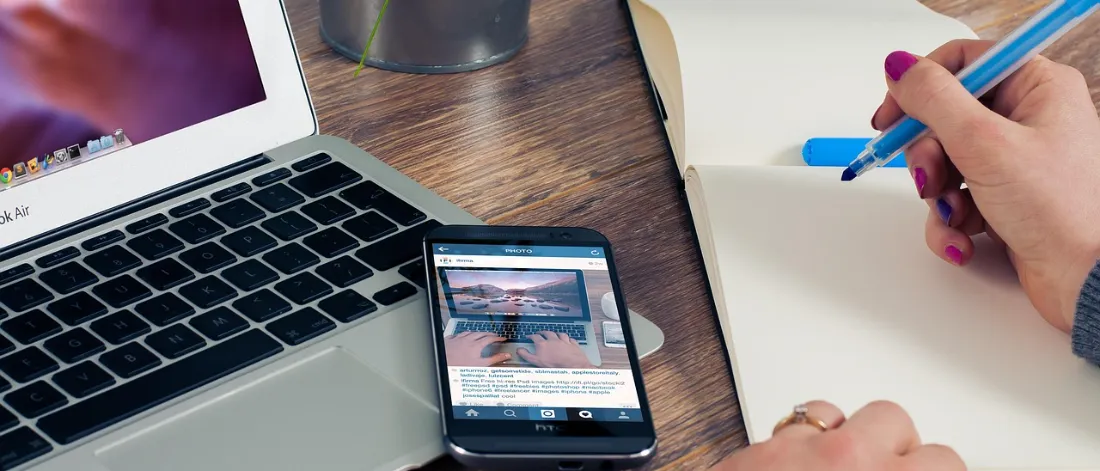office, notes, notepad, entrepreneur — Yapay Zekâ ile Yazılan İçerik SEO'da Cezalandırılır mı?