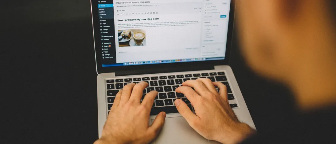 blogging, typing, wordpress, macbook — Otomatik İçerik Üretim Hattı: Kontrolü Kaybetmeden