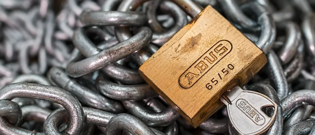padlock, lock, chain, key — Rol ve Yetki Yönetimi: Sonradan Eklenmesi En Pahalı Özellik